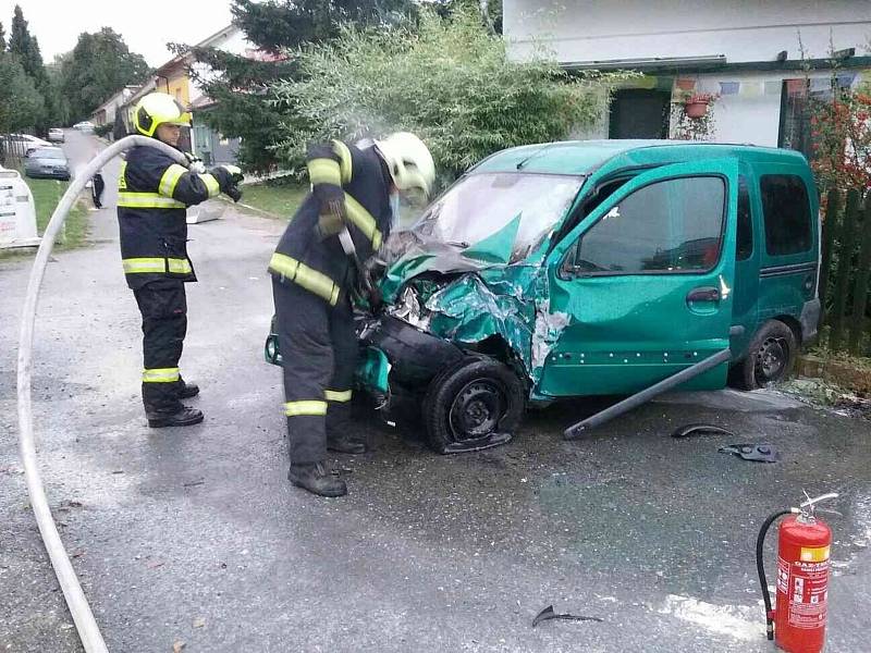 V Bukovině ve středu večer narazilo auto do odstaveného autobusu.