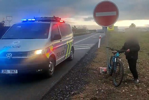 VIDEO: Na ukradeném kole jel po D1, před týdnem vyšel z vězení na Vysočině