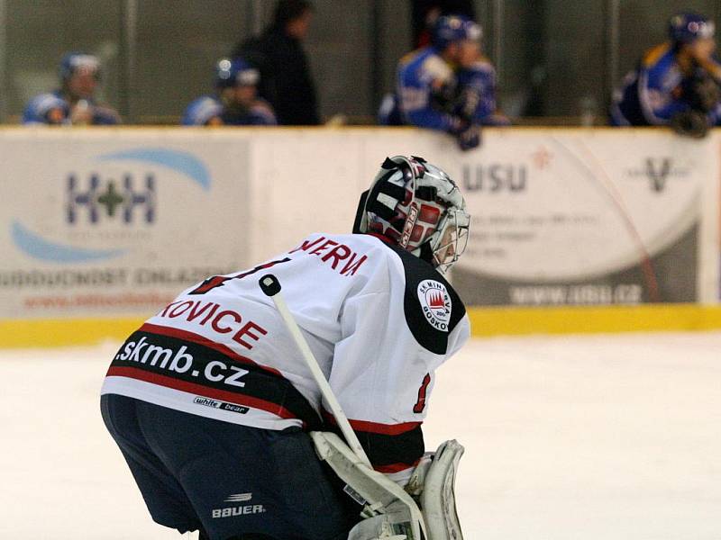 Hokejisté Minervy Boskovice (v bílém) porazili v krajské lize Velké Meziříčí drtivě 10:2.