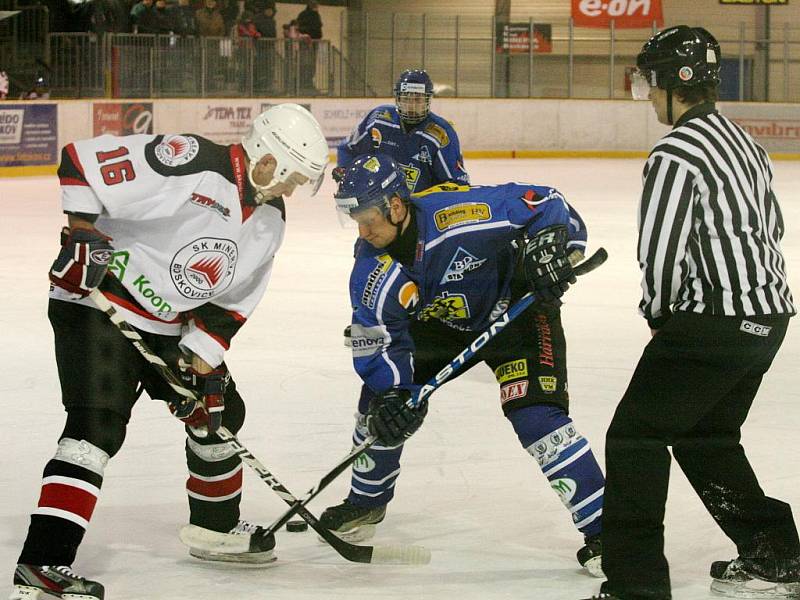 Hokejisté Minervy Boskovice (v bílém) porazili v krajské lize Velké Meziříčí drtivě 10:2.