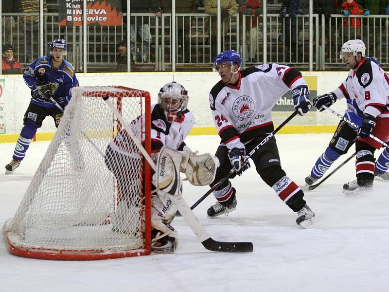 Hokejisté Minervy Boskovice (v bílém) porazili v krajské lize Velké Meziříčí drtivě 10:2.