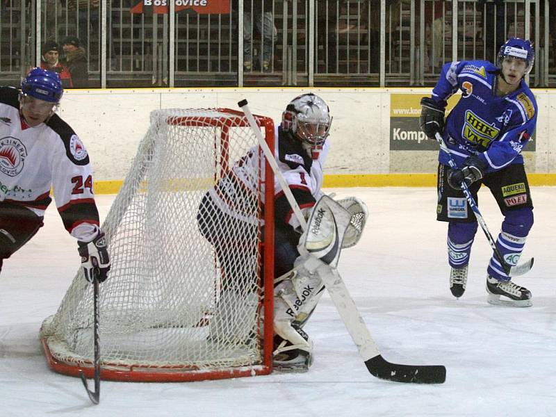 Hokejisté Minervy Boskovice (v bílém) porazili v krajské lize Velké Meziříčí drtivě 10:2.