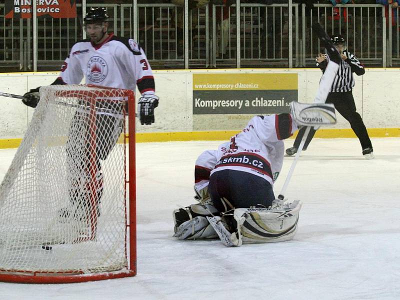 Hokejisté Minervy Boskovice (v bílém) porazili v krajské lize Velké Meziříčí drtivě 10:2.