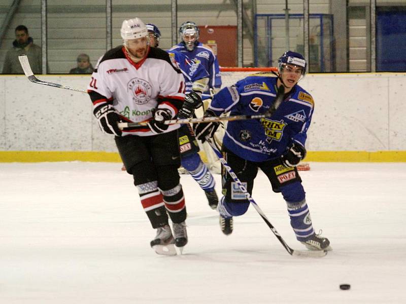 Hokejisté Minervy Boskovice (v bílém) porazili v krajské lize Velké Meziříčí drtivě 10:2.