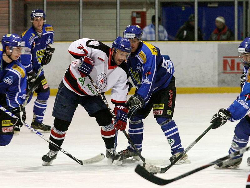 Hokejisté Minervy Boskovice (v bílém) porazili v krajské lize Velké Meziříčí drtivě 10:2.