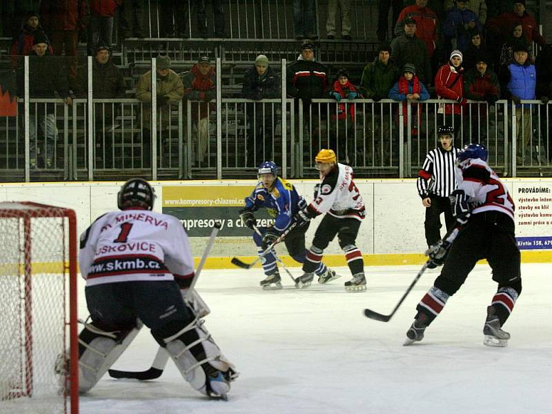 Hokejisté Minervy Boskovice (v bílém) porazili v krajské lize Velké Meziříčí drtivě 10:2.