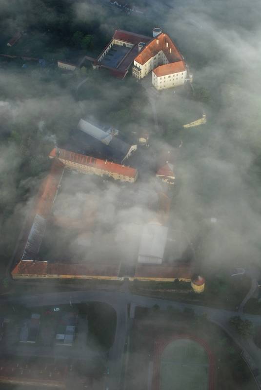 Olešnický farář Pavel Lazárek létá na paraglidingovém křídle a fotografuje krajinu.