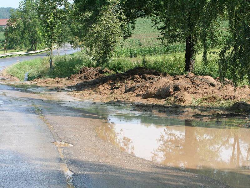 Velká bouřka se v úterý v pozdně večerních hodinách prohnala Blanenskem. Doprovázel ji silný vítr a ničivé krupobití.