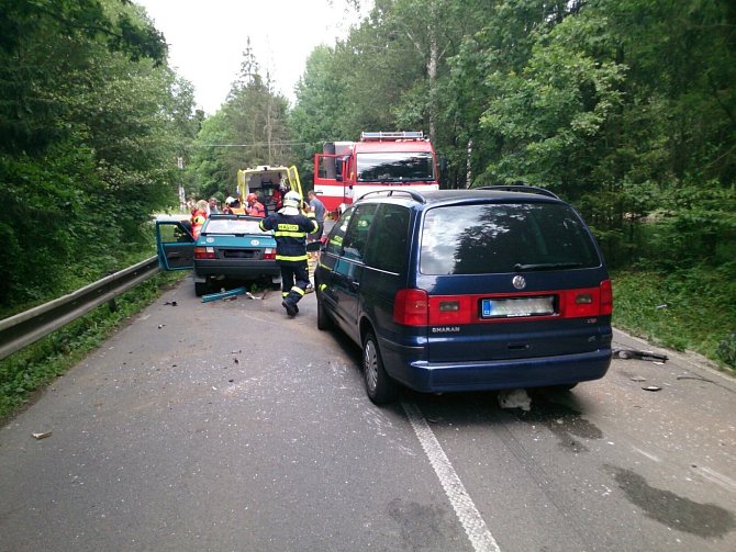 U Valchova se v neděli odpoledne srazila tři osobní auta.