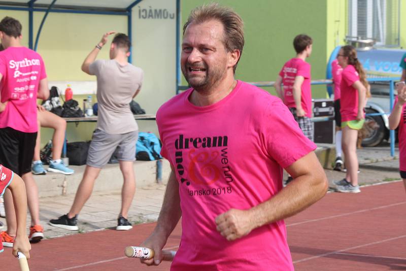 Charitativní štafeta You Dream We Run se v Blansku běžela na atletickém stadionu už pošesté. Pomohla splnit sny šestnácti postiženým. Devíti dětem a sedmi dospělým.