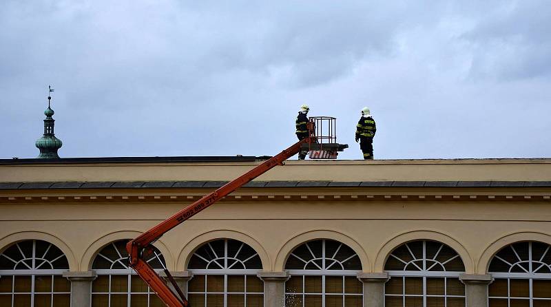 Nedělní vichřice poškodila také střechu na budově Zámeckého skleníku v Boskovicích a stromy v přilehlém parku.