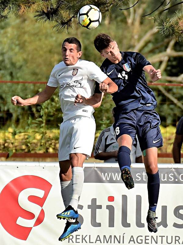 Ve druhém kole Moravskoslezské divize D vyhráli fotbalisté Blanska (modré dresy) v Lanžhotě 1:0.