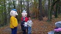 Děti se na pochodu v lese potkaly s pohádkovými postavami.