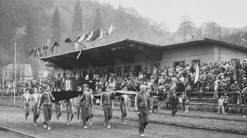 Okrsková spartakiáda na stadionu v Červené zahradě v Boskovicích v roce 1980.