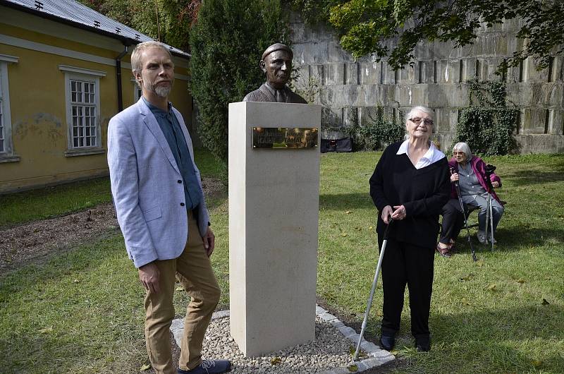 Třicet let. Téměř polovinu života spojil akademický sochař Karel Otáhal s Velkými Opatovicemi na Blanensku. Zde před půl stoletím také zemřel. Místní mu u příjezdovém cesty v parku poblíž tamního zámku nedávno odhalili pomník.