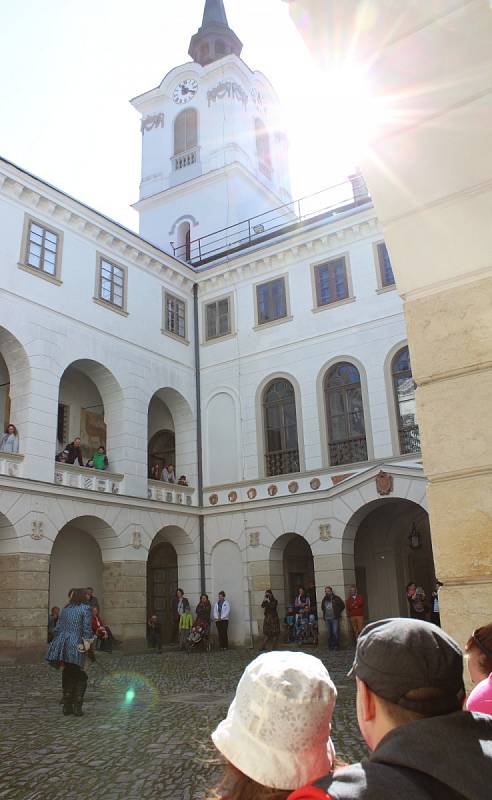 Státní zámek v Lysicích zahájil v sobotu po zimní přestávce turistickou sezonu. Stylově. Výstavou a šermířským vystoupením.