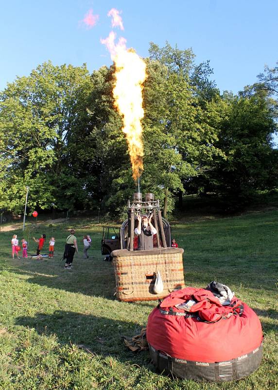 HODINA VE VZDUCHU. Posádka balonu Viktoria si v pátek vychutnala vyhlídkový let nad krajinou. Při hodinovém letu unášel vítr balon z Boskovic přes Svitávku, Sebranice a Kunštát. Přistál na louce u Rozseče nad Kunštátem. Posádka dostala šlechtické tituly.