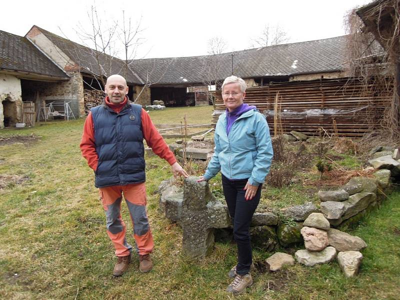 V tomto díle se vypravíme za kříži do obcí Dudín a Jiřín na Jihlavsku,“ přiblížil nové putování Zdeněk  Přibyl z Ráječka.  V Dudíně měl podle dostupných informací stát kamenný kříž u tamního rybníka. Asi půl kilometru od vesnice.