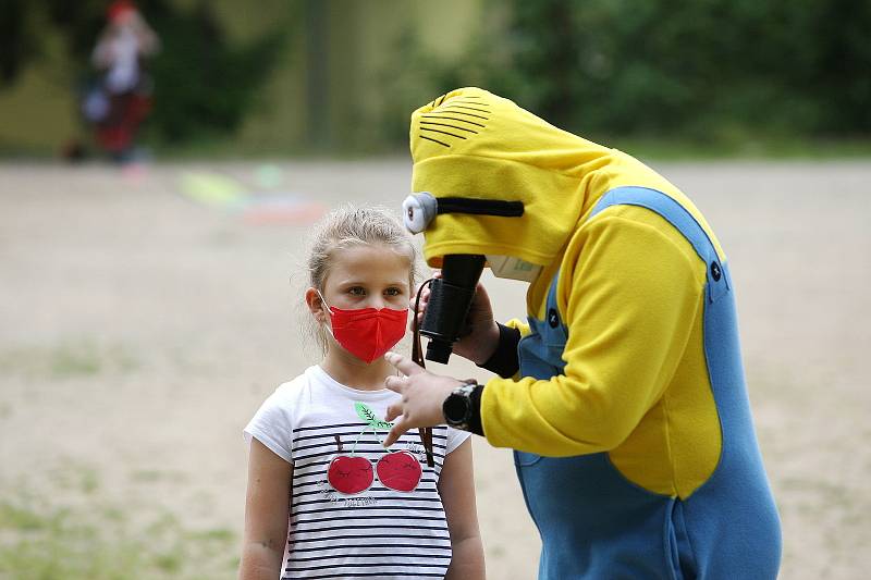 Vedle adamovské základní školy v ulici Ronovská bylo v úterý dopoledne pořádně živo. Aby ne, když tam žáci ze čtvrté třídy připravili pro své mladší kamarády na Den dětí spoustu zábavy.