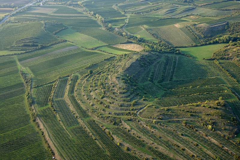 Poznáte v tradičním vzdušném kvízu motorového paraglidisty Petra Buchty z Adamova na Blanensku, která místa v regionu fotografoval tentokrát?