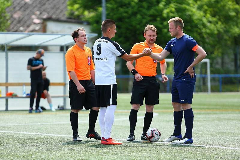 Blanensko (v bílých dresech) na domácím hřišti porazilo v úvodním čtvrtfinále Plzeň 5:1.