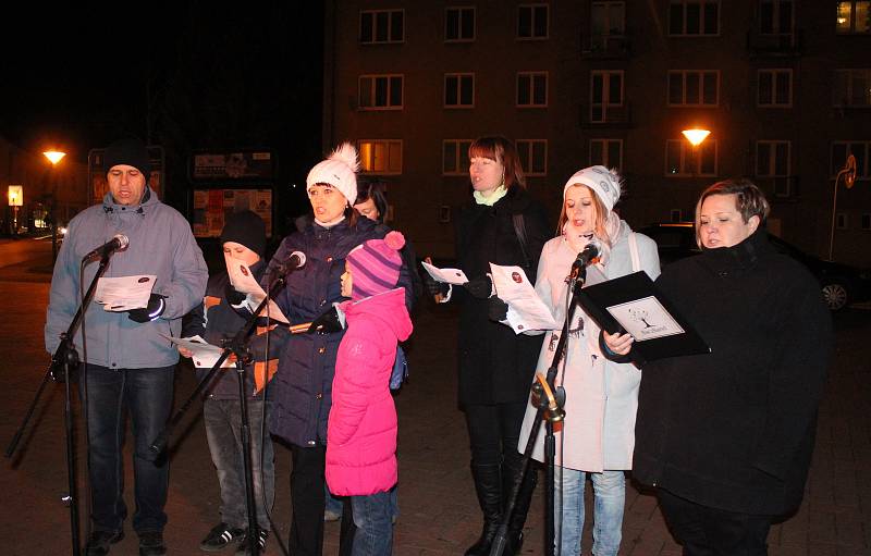 Zhruba osmdesát lidí si přišlo ve středu v podvečer zazpívat koledy s Deníkem na Rožmitálovu ulici v Blansku. V přátelské a vánoční atmosféře si příchozí zazpívali společně se souborem Bacz Band.