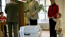 Na Černohorské radnici volil také kandidát do senátu a bývalý profesionální cyklista Jozef Regec. K volební urně ho doprovodila manželka a dcera.