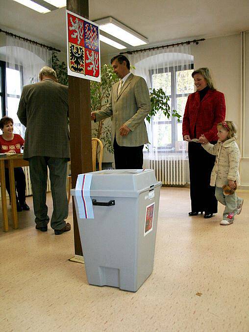 Na Černohorské radnici volil také kandidát do senátu a bývalý profesionální cyklista Jozef Regec. K volební urně ho doprovodila manželka a dcera.