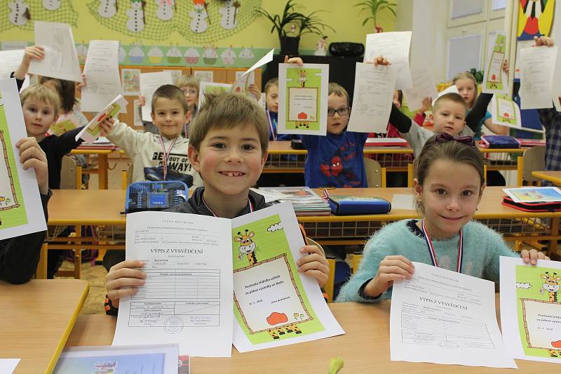 Prvňáčci ze základní školy v Knínicích dostali ve středu stejně jako řada jejich kamarádů z Blanenska první vysvědčení.