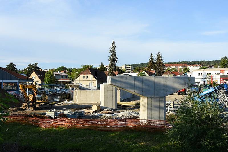 Stavba silničního mostu přes řeku Svitavu a železnici v Blansku. Se souhlasem Martina Bezdíčka