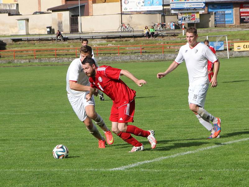 Hosté ze Žebětína to boskovickým fotbalistům usnadnili, přijeli jen v jedenácti. Domácí vyhráli 4:1.