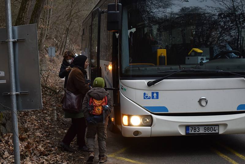 Výluková zastávka Babice nad Svitavou. Řidiči autobusů tvrdí, že je na nebezpečném místě.