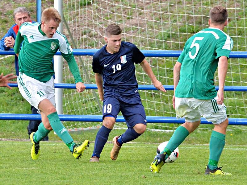 V devátém kole Moravskoslezské divize D zaznamenali fotbalisté Blanska (modrá) deváté vítězství.