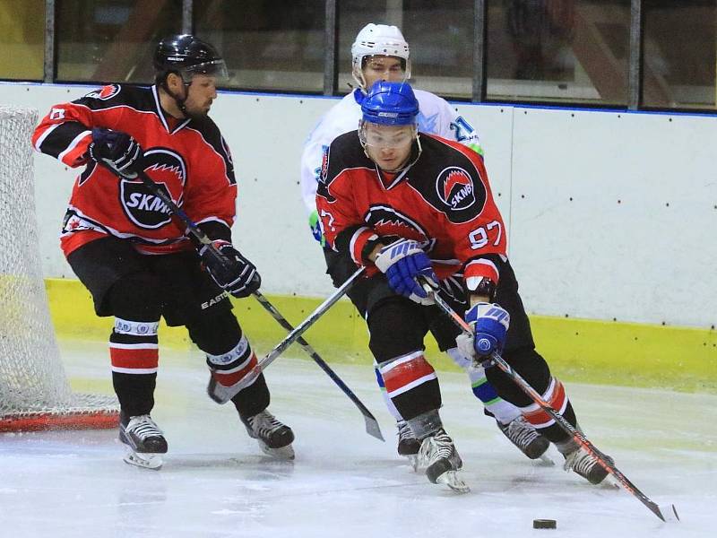 V prvním kole nového ročníku krajské hokejové ligy se hrálo okresní derby Dynamiters Blansko (v bílém) - Minerva Boskovice. Hosté zvítězili 4:2.