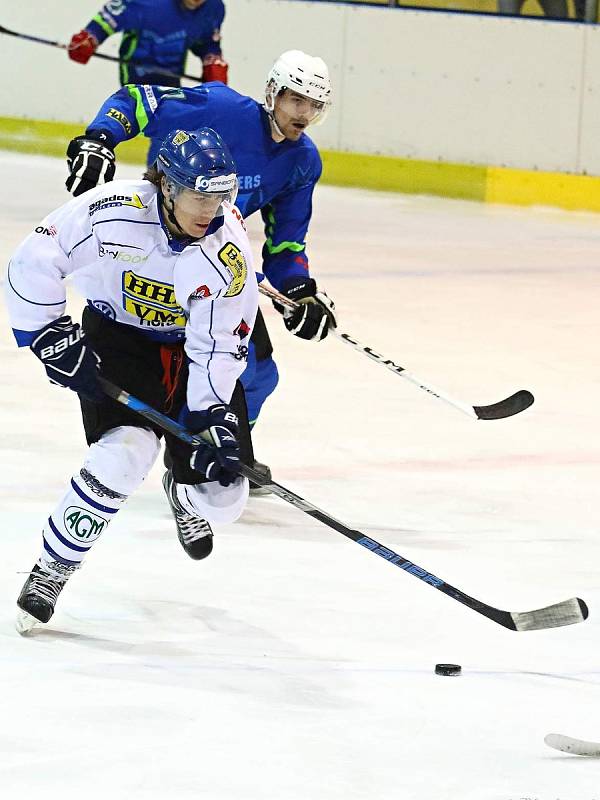 V prvním letošním kole krajské ligy prohráli hokejisté Dynamiters Blansko (v modrých dresech) s HHK Velké Meziříčí 1:6.
