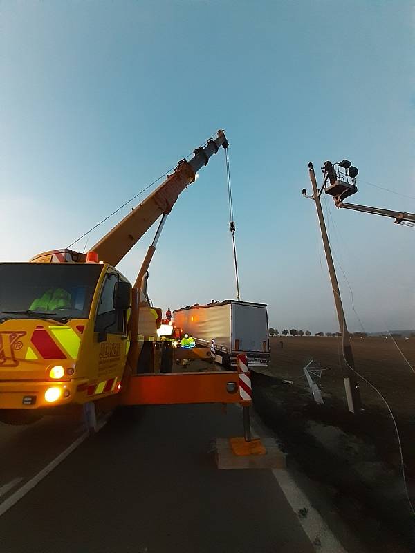 Odstraňování následků nehody u Krhova, kde kamion u silnice I/43 naboural do sloupu elektrického vedení.