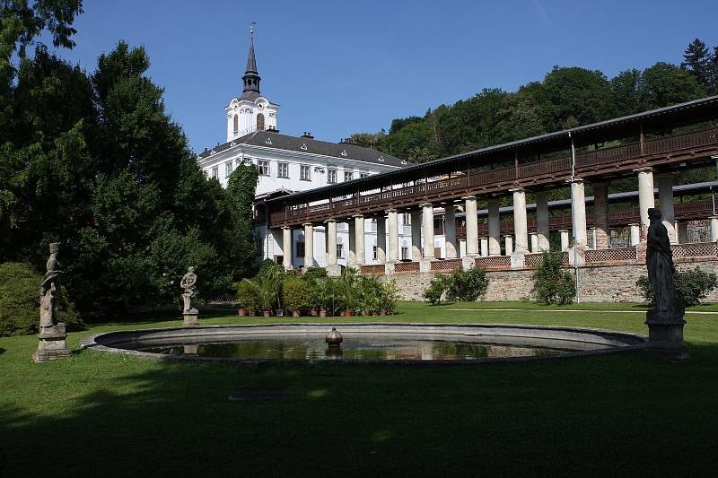 Dělníci se pustí do rozsáhlé obnovy zámecké zahrady v Lysicích včetně zahradnictví se skleníky a oranžérií. Zahrada bude nepřístupná dva a půl roku. Úpravy přibližně za 160 milionů korun ji vrátí původní podobu z konce 19. století.