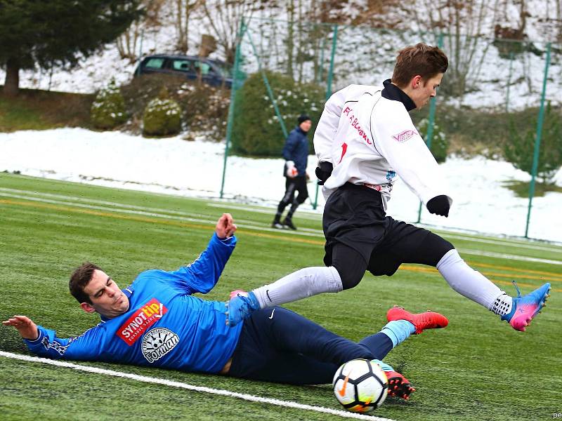 V přípravném utkání remizovali fotbalisté FC Boskovice (modré dresy) v okresním derby s FK Blansko 5:5.