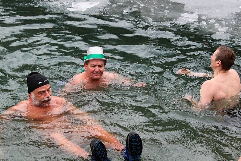 Otužilci si zaplavali v zatopeném lomu nedaleko Šošůvky v Moravském krasu.