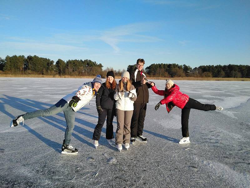Za velmi mrazivého avšak slunečného počasí vyrazili čeští studenti spolu s žáky ze školy z Biržai k jezeru Kilučiu. Ředitel litevské školy předvedl ukázku ice fishing včetně potřebného vybavení. Studenti si vše mohli vyzkoušet. Rybu se zatím nikomu ulovit