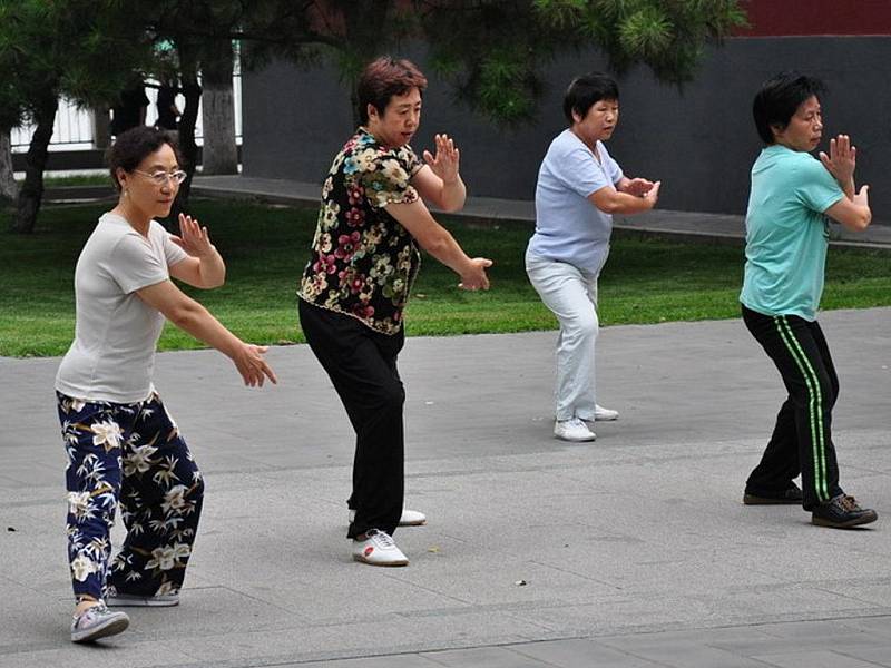 tai-chi cvičí staří i mladí v parcích 