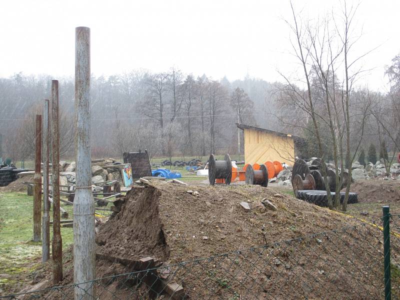 Blanenští biketrialisté budují trial park na Sportovním ostrově Ludvíka Daňka. Dřevěnou halu však staví bez povolení.