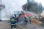 Nákladní auto Tatra ve středu hořelo na silnici z Křtin do Bukoviny na Blanensku. Kvůli zásahu hasičů byla silnice zablokovaná.