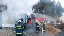 Nákladní auto Tatra ve středu hořelo na silnici z Křtin do Bukoviny na Blanensku. Kvůli zásahu hasičů byla silnice zablokovaná.