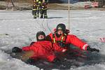 Blanenští hasiči cvičili tři dny na zamrzlé přehradě Palava. Zachraňovali život lidem, pod kterými se propadl led.