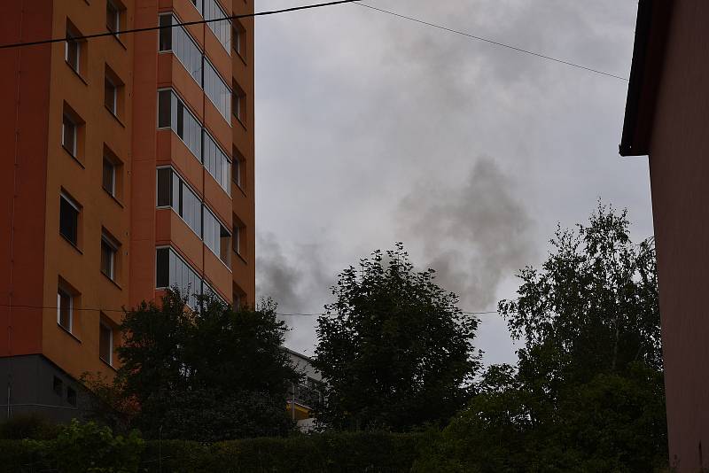 Hustý dým valící se ze střechy a silný zápach. V adamovské ulici Ronovská začalo v pondělí hořet v jedné z tamních bytovek. Podle prvotních informací hasičů se oheň snažili před pátou hodinou odpoledne uhasit hadicí dělníci, kteří na střeše domu pracovali