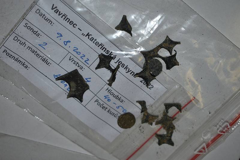 Při archeologickém výzkumu našli odborníci v Kateřinské jeskyni v Moravském krasu na Blanensku mince a zbytky materiálu. Podle všeho se jedná o doklad penězokazectví. Pod zemí objevili i fragmenty keramiky a kosti pravěkých zvířat.