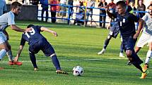 Fotbalisté Blanska (modré dresy) pokračují ve vítězném tažení divizní skupinou D. Na domácím hřišti porazili MSK Břeclav 4:0.