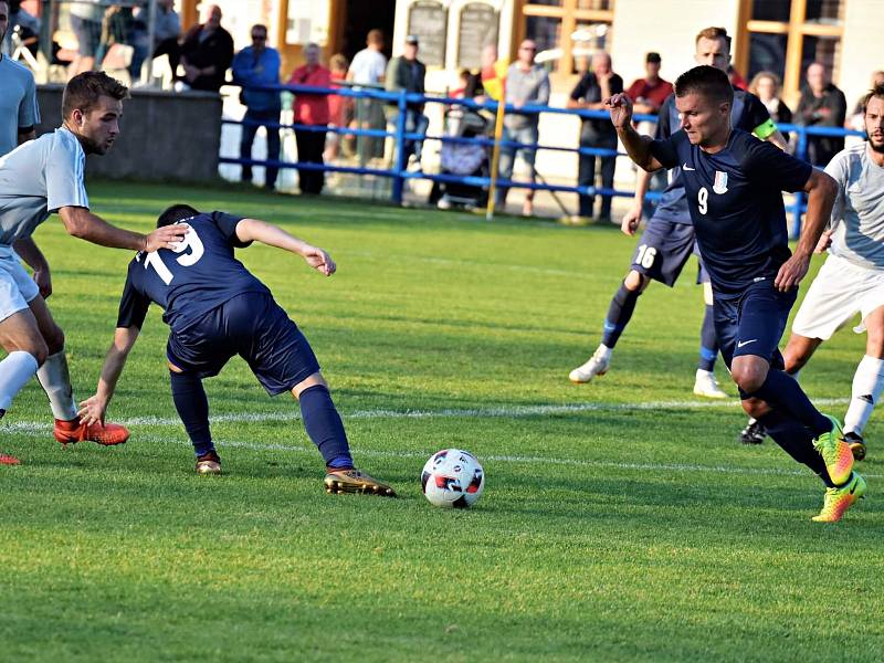 Fotbalisté Blanska (modré dresy) pokračují ve vítězném tažení divizní skupinou D. Na domácím hřišti porazili MSK Břeclav 4:0.