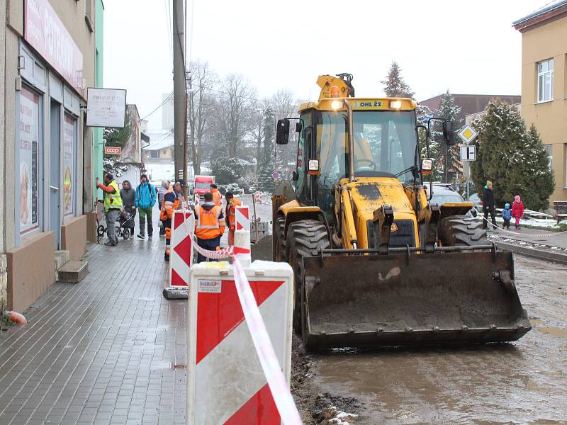 Dělníci na průtahu Jedovnicemi ještě pracují. Brzy je zastaví zima